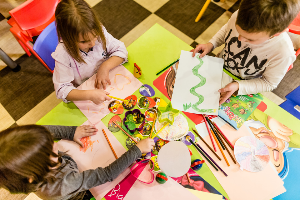 Bambini-che-colorano