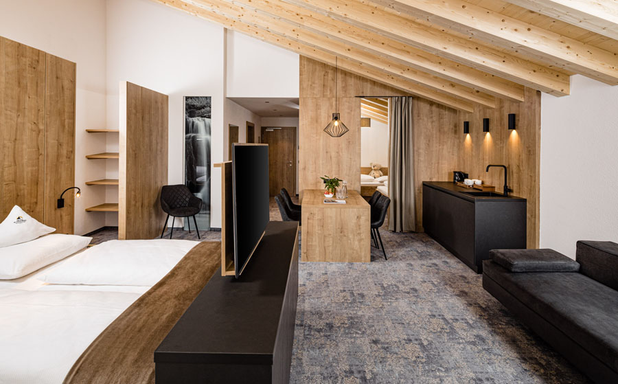 Family-Deluxe-Suite-2