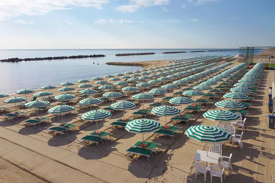 spiaggia del riva verde camping village nelle marche